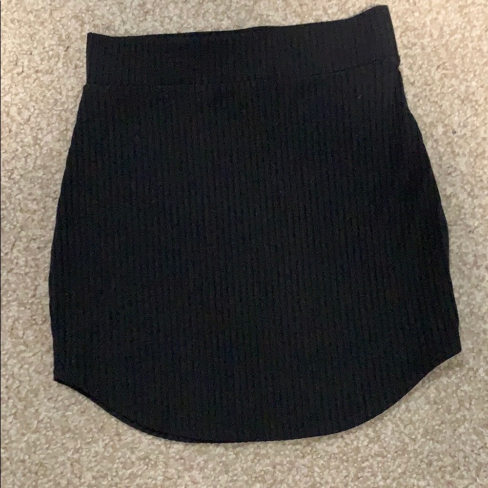 Ribbed black mini skirt